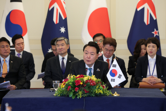 북대서양조약기구(NATO·나토) 정상회의에 참석한 윤석열 대통령이 12일(현지시간) 빌뉴스 한 호텔에서 열린 한국·일본·호주·뉴질랜드 4개국(AP4) 정상회담에서 발언하고 있다.연합뉴스